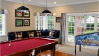 Games room with billard table and pinball machine